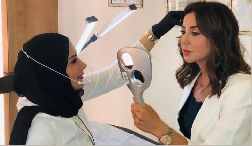 خبيرة التاتو اللبنانية هدى داغر تستقبل الإعلامية رابعة الزيات في مركزها