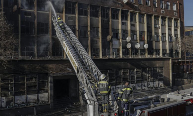 Photo of ارتفاع حصيلة ضحايا حريق جوهانسبورغ إلى 76 قتيلا
