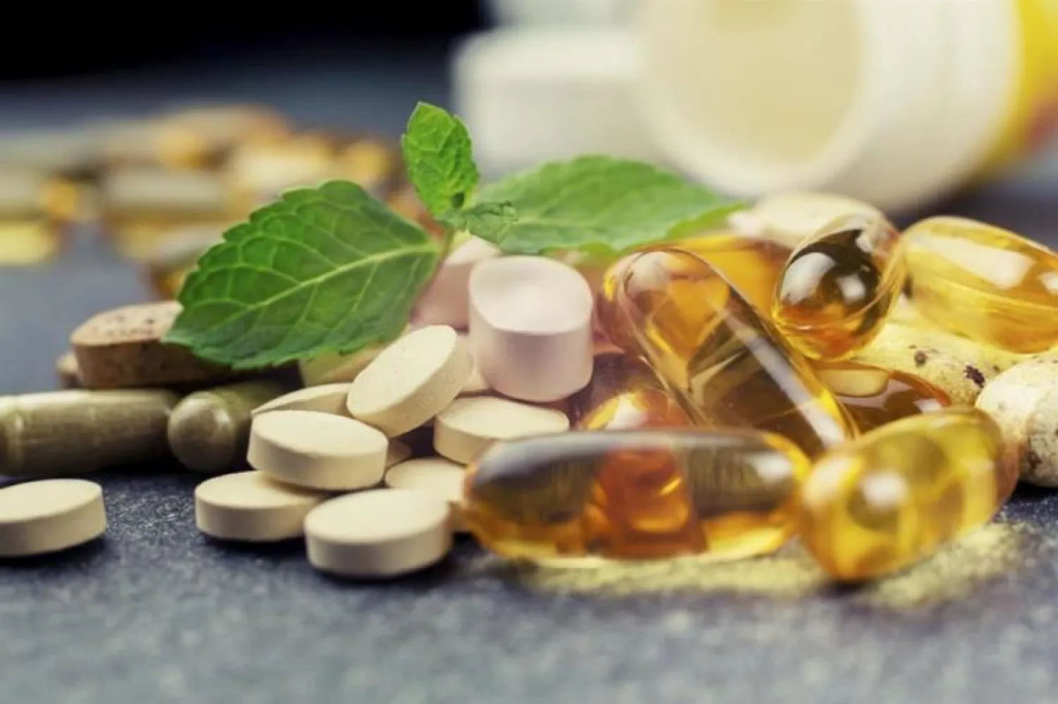 لماذا تسبب بعض المكملات الطبيعية تلفاً دائماً للكبد؟