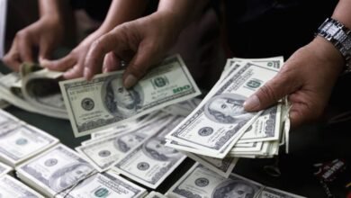 الدولار يرتفع والأسواق تترقب أول رفع للفائدة الأميركية منذ أكثر من عامين