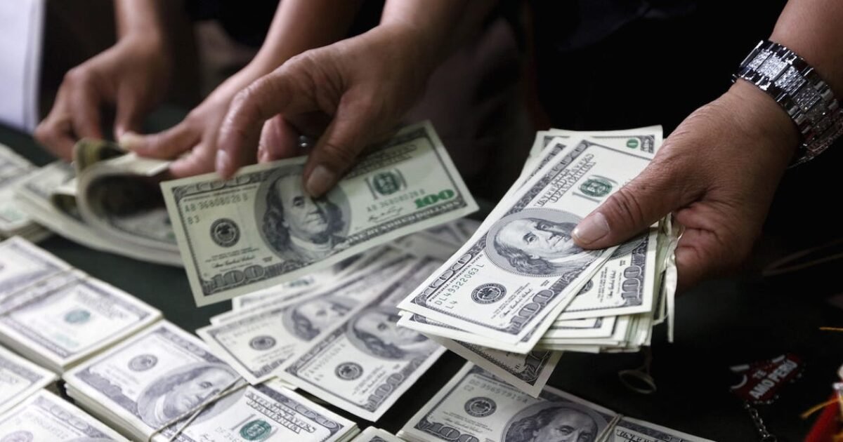 الدولار يرتفع والأسواق تترقب أول رفع للفائدة الأميركية منذ أكثر من عامين