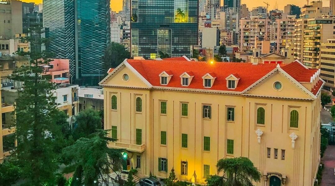Smallville Hotel A Charming view and Distinctive Services