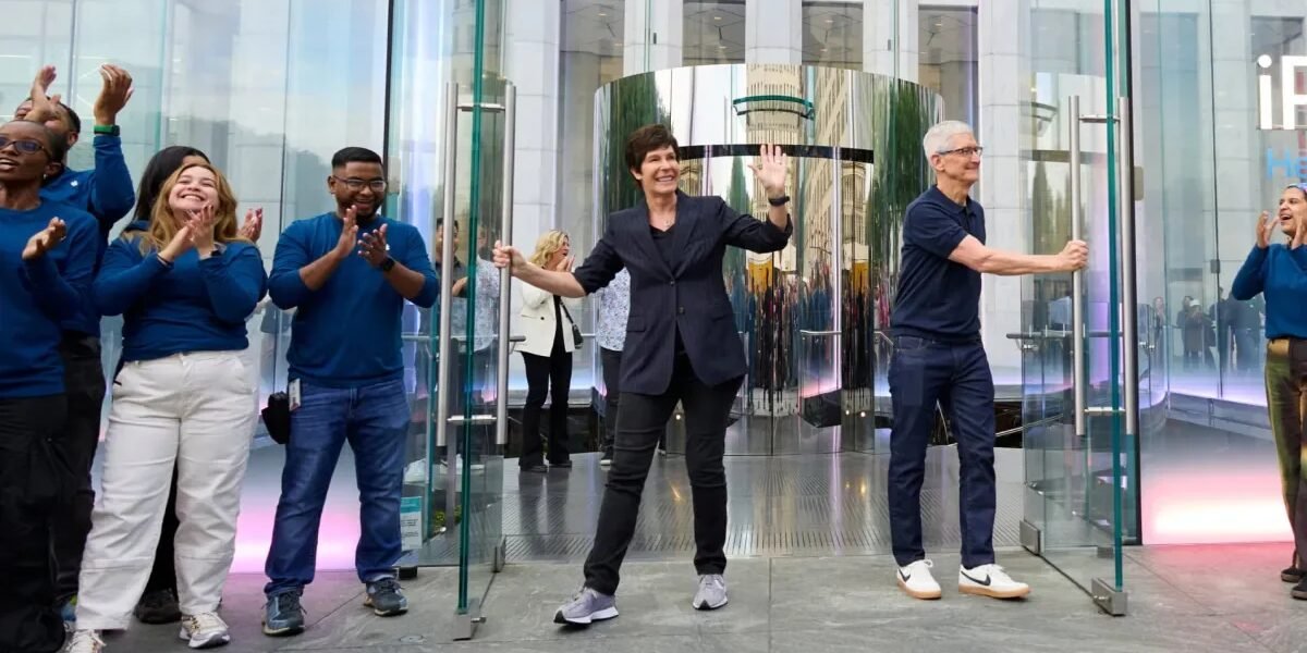 إليكم المبلغ الذي حققه تيم كوك وغيره من المسؤولين التنفيذيين في شركة Apple العام الماضي
