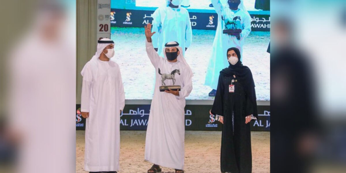 الشاعر محمد سعيد الهاجري يقطف ثمار نجاحه على شاشة الشارقة وعلى مواقع التواصل الاجتماعي.