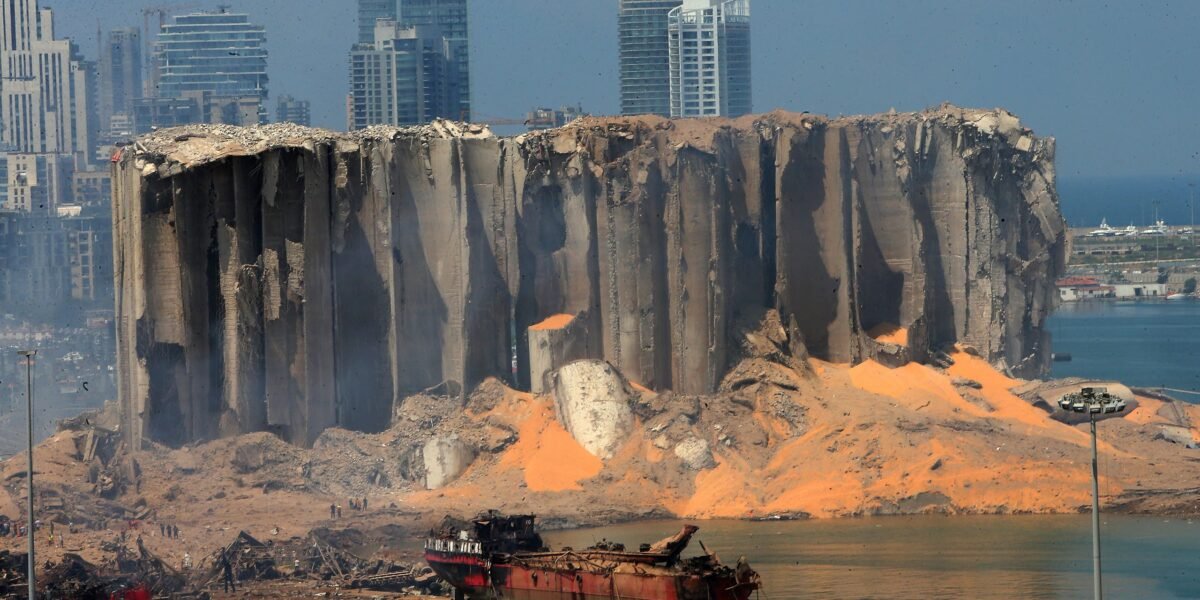 الشيخ بدر الخرافي يقف بجانب الشعب اللبناني كعادته