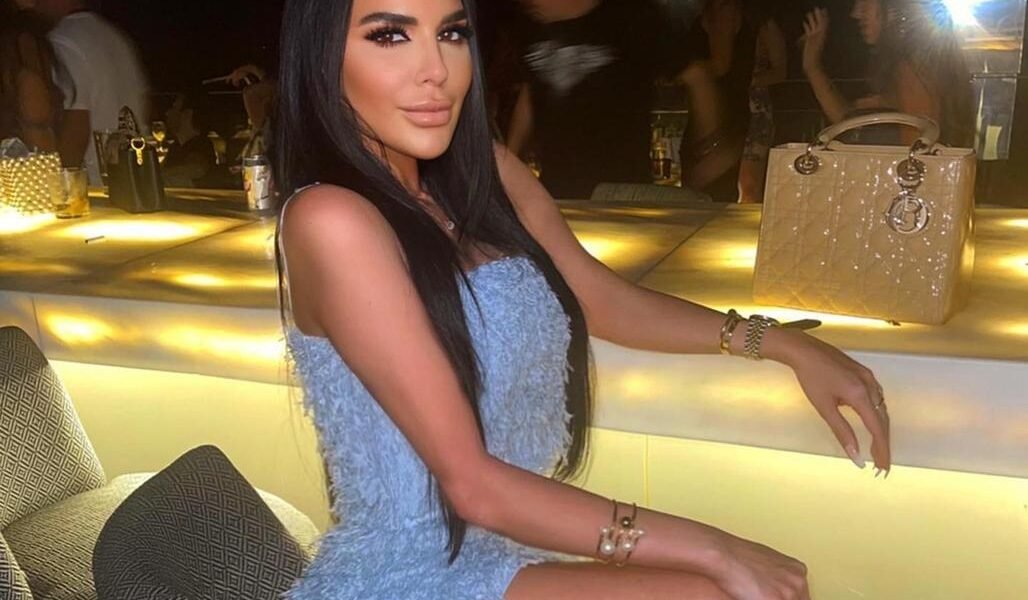 صورة مميزة: العارضة ميرا / Mira تلفت الأنظار بأزيائها الفاخرة