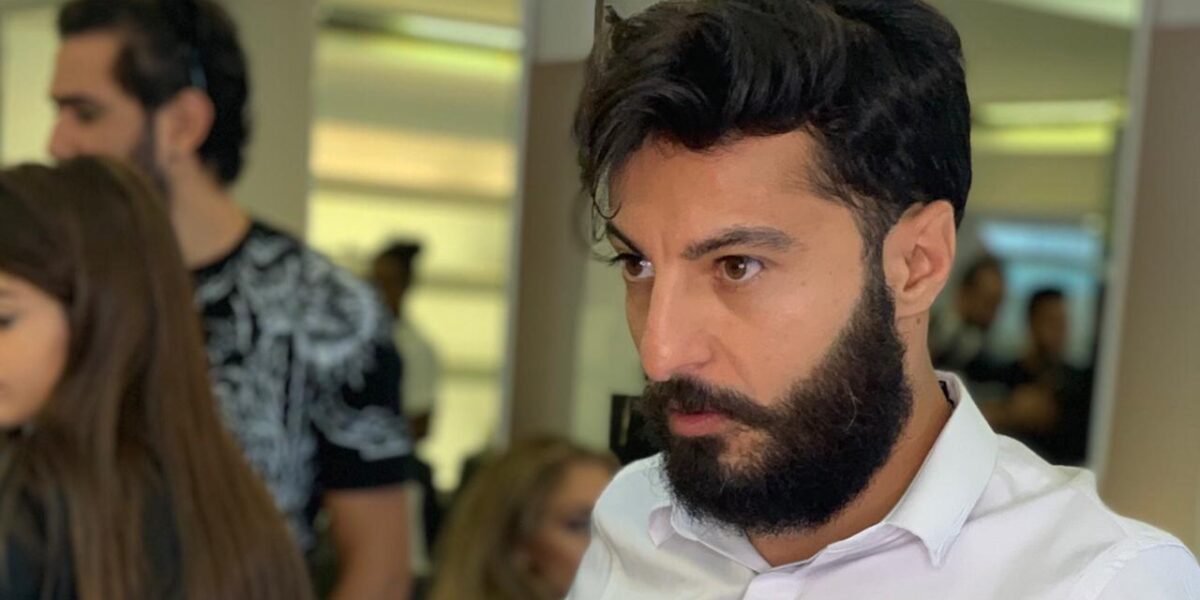 المزين حسين صفوان يعشق مهنته حدّ الشغف