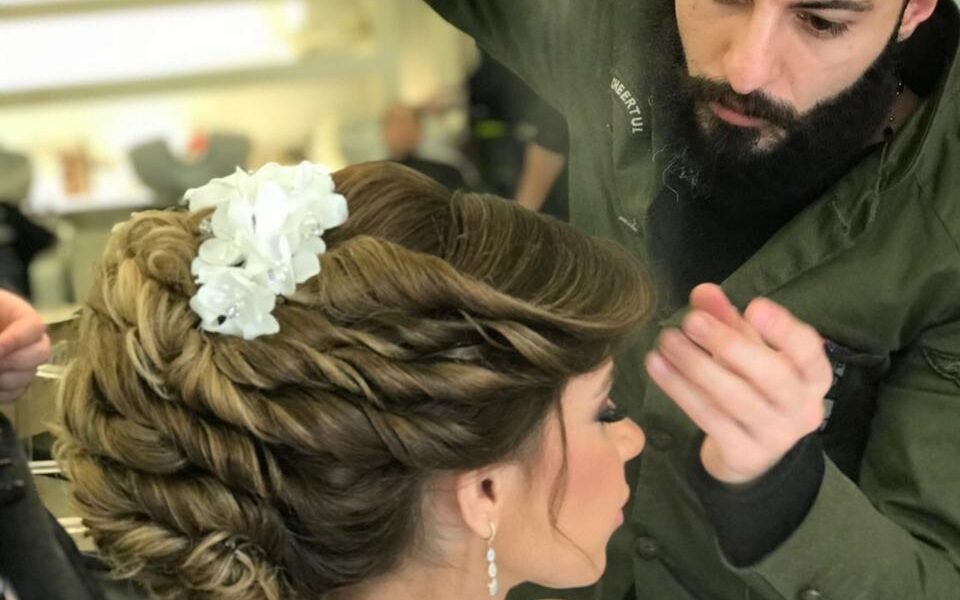 المُزيّن Hussein Safwan يدعو السيدات الى عدم التسرع في تزيين شعرهن - صورة مميزة صورة مميزة: المُزيّن Hussein Safwan يدعو السيدات الى عدم التسرع في تزيين شعرهن