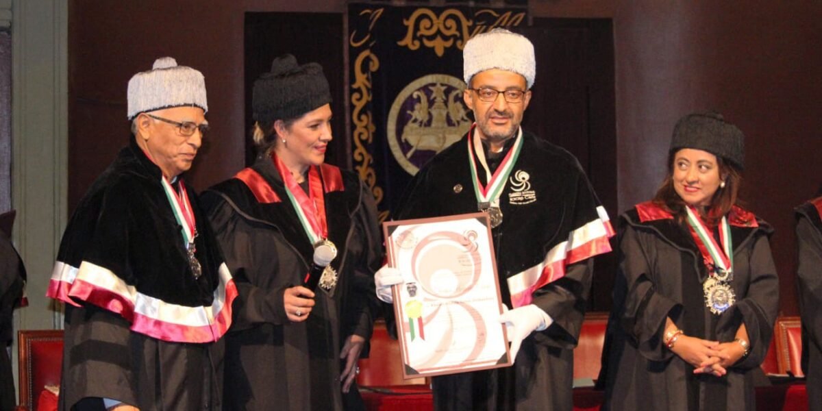 خالد الظنحاني يتسلم الدكتوراه الفخرية ووسام التنمية الثقافية من اتحاد الجامعات المكسيكية