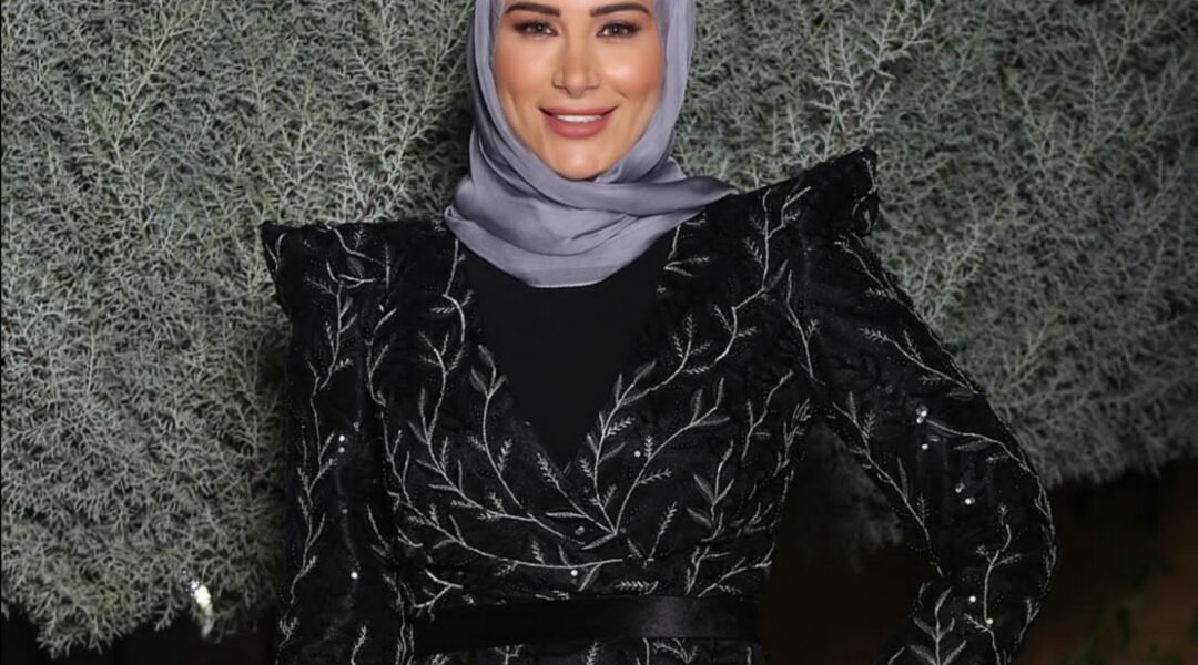 خبيرة التاتو اللبنانية هدى داغر تخطف الأنظار ببدلة عصرية