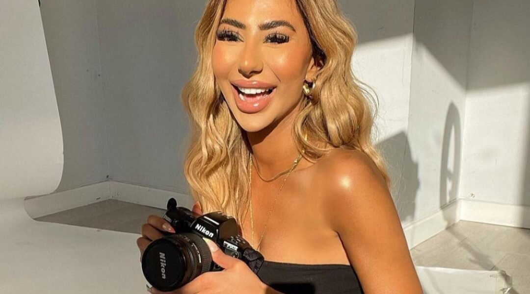 صورة مميزة: خبيرة المكياج العالمية جينا بادين/ Gina Badhen تتألق بمكياج بسيط.. والمتابعون يعلقون!