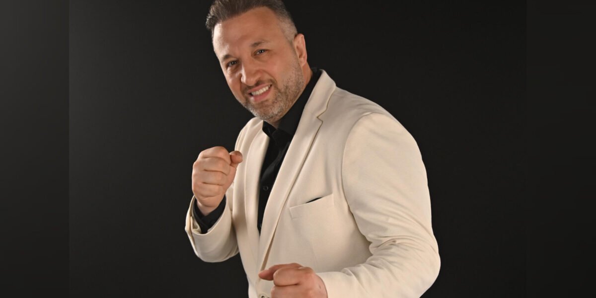 رياض العمر يشوّق جمهوره لعمل غنائي جديد.. هدية العيد تقترب