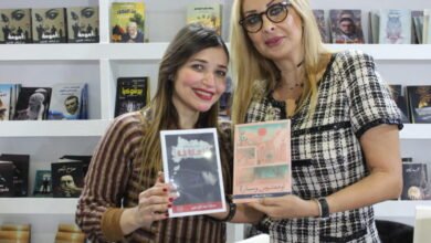 زينة جرادي سفيرة الادب العربي توقع رواية سجينة وكتاب خربشات إمرأة في معرض الكتاب الدولي