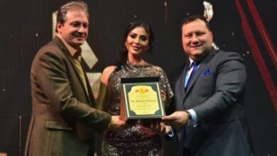 مريم حسين تُكرم في بيروت والشاعر الكبير نزار فرنسيس يسلمها الدرع