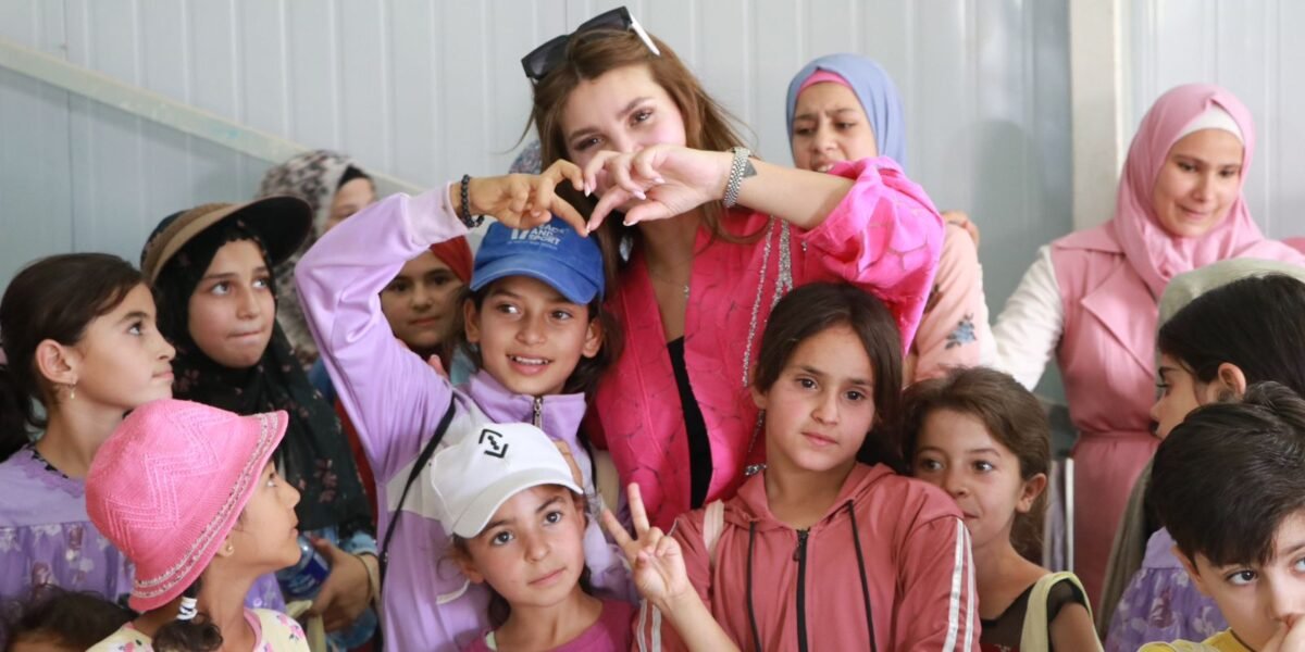 ملكة جمال العرب في اسطنبول رنيم كيلاني تزرع البسمة على وجوه أطفال مخيم الزعتري ومركز الملك سلمان